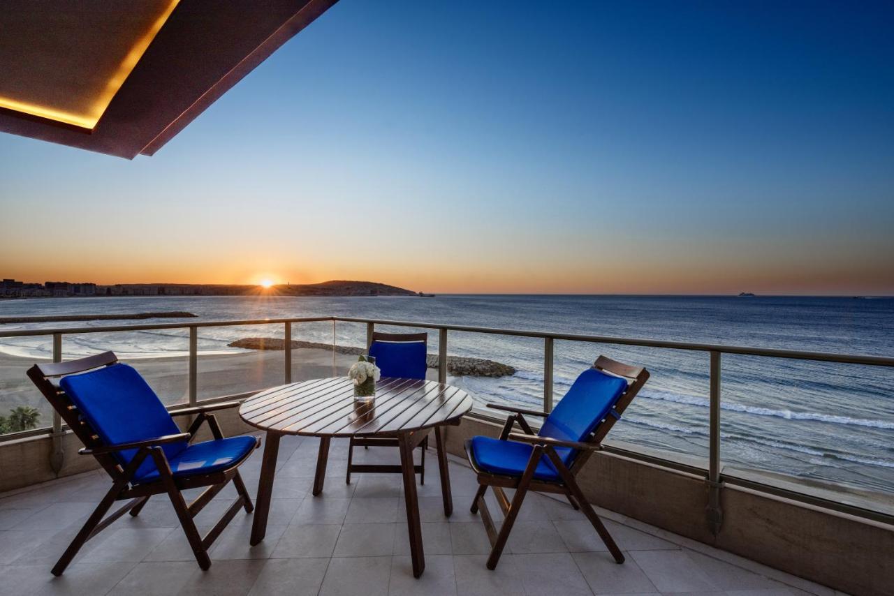 Moevenpick Hotel & Casino Malabata Tanger Dış mekan fotoğraf Sunset at the beach